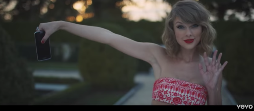Taylor swift holding a phone (from the videoclip)