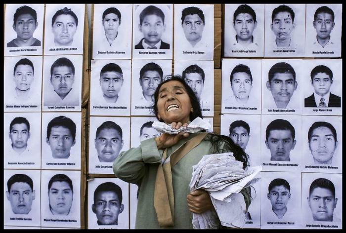 Mural ilustrando los estudiantes víctimas de la desaparición de Ayotzinapa. Foto por Atoq Wallpa Sua, CC BY-NC-SA 2.0